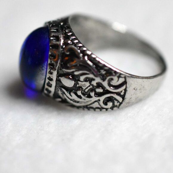 New Bright Royal Blue Oval Glass Stone Silver Tone Etched Band Size 11 Ring - Picture 3 of 3